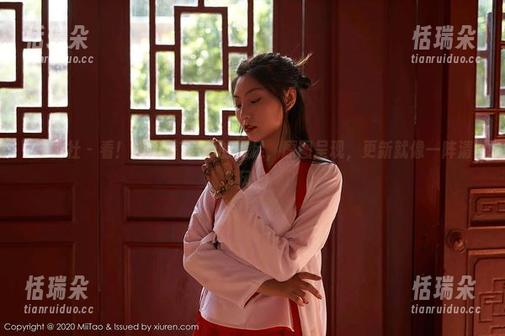 蜜桃社-桃乃香Tina 蜜桃社 - 看!桃乃香Tina的裸足,原图呈现,更新就像一阵清风。