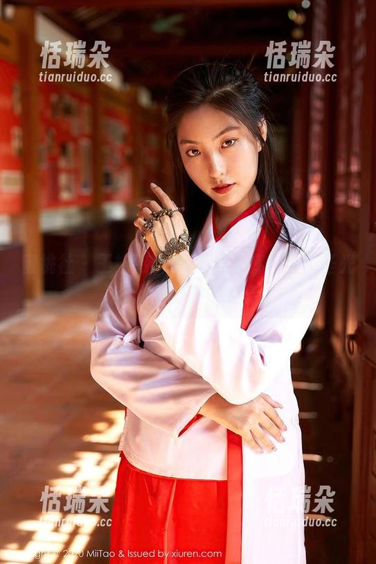 蜜桃社-王婉悠Queen 蜜桃社 - 王婉悠Queen与死库水:无圣光和次元的暧昧对话