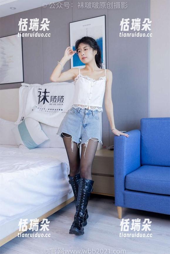 袜啵啵-小沫 袜啵啵 - 小沫和她毫不费力的板鞋,这组写真照片可真活泼