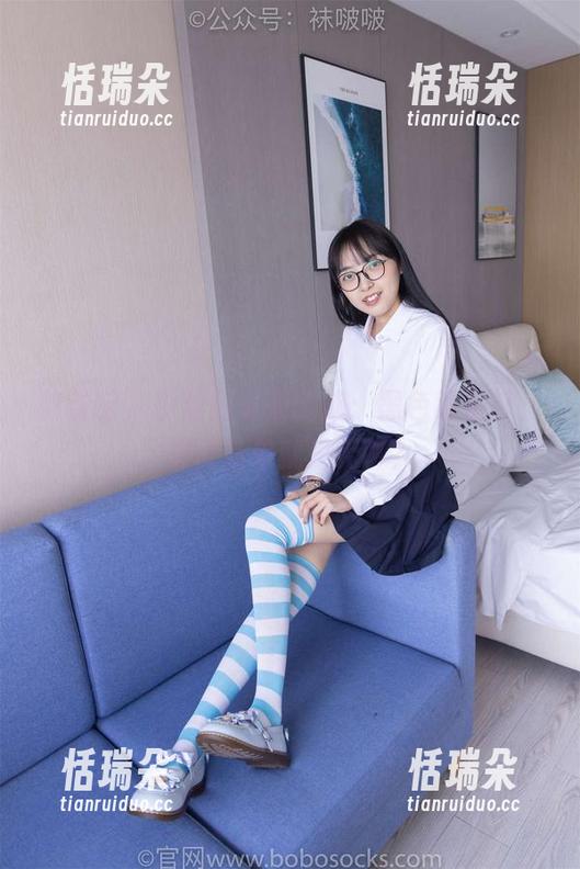 袜啵啵 - 小甜豆最新诱惑：黑色踩脚裤，谁说简单就是无聊？