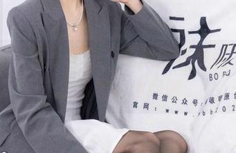 袜啵啵 – 更新来了，糯米的黑丝图集让人忍不住多瞧两眼