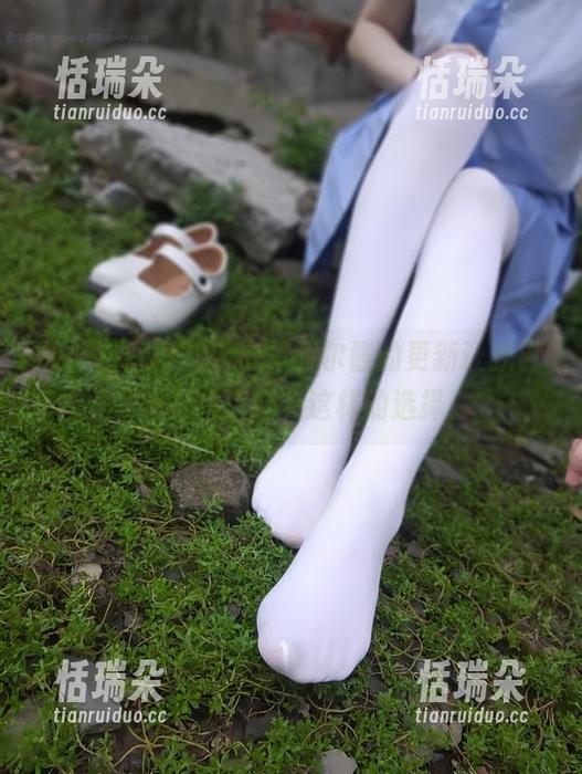 西尔酱 校服白丝再次出击,西尔酱的更新让我默默感叹,还好有这样的选择!