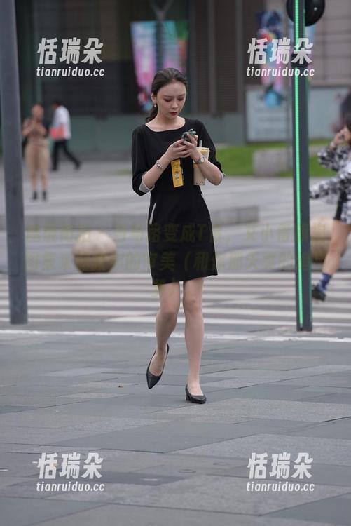 魔镜街拍-艾小青 魔镜街拍 - 当马路变成T台,艾小青旗袍图集来拯救你的审美(和你那天真的追星梦)。