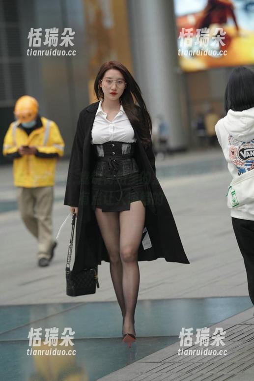 魔镜街拍 美图精选,魔镜街拍里的油亮紧身裙别具一格,有点让人想错的气氛呢。