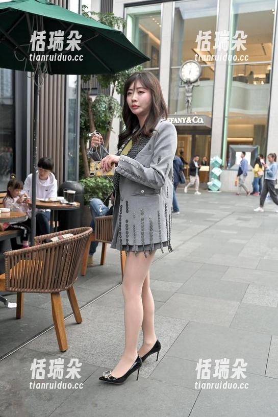 魔镜街拍 嗨呀,魔镜街拍出的资源,表姐的包臀裙开叉丝袜合集,像极了梦中的搭配!